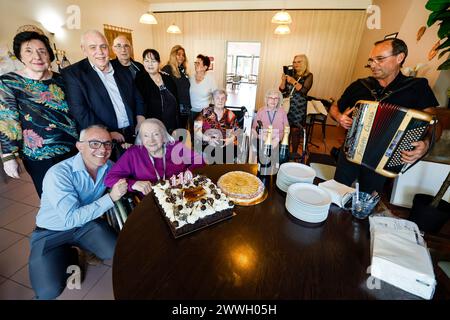 © PHOTOPQR/LE DAUPHINE/Christophe AGOSTINIS ; Villeneuve-lès-Avignone ; 23/03/2024 ; Villeneuve-lés-Avignone le 23 mars 2024. EHPAD la maison bleue. Anniversaire de la doyenne des Gardois, Irène Laroche. Irène Laroche a fêté ses 110 ans avec son fils, 88 ans, et son petit-fils, 50 ans, ainsi que des amis. Foto Christophe Agostinis/le Dauphiné Libéré Villeneuve-lés-Avignone il 23 marzo 2024. EHPAD la casa blu. Compleanno del decano del Gardois, Irène Laroche. Irène Laroche ha festeggiato il suo 110 ° compleanno con suo figlio, 88, e suo nipote, 50, così come gli amici. Foto Stock