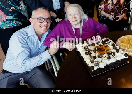 © PHOTOPQR/LE DAUPHINE/Christophe AGOSTINIS ; Villeneuve-lès-Avignone ; 23/03/2024 ; Villeneuve-lés-Avignone le 23 mars 2024. EHPAD la maison bleue. Anniversaire de la doyenne des Gardois, Irène Laroche. Irène Laroche a fêté ses 110 ans avec son fils, 88 ans, et son petit-fils, 50 ans, ainsi que des amis. Irène Laroche avec son petit-fils. Foto Christophe Agostinis/le Dauphiné Libéré Villeneuve-lés-Avignone il 23 marzo 2024. EHPAD la casa blu. Compleanno del decano del Gardois, Irène Laroche. Irène Laroche ha festeggiato il suo 110 ° compleanno con suo figlio, 88, e suo nipote, 50, così come f Foto Stock