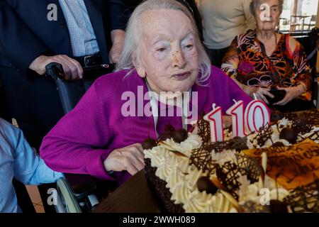 © PHOTOPQR/LE DAUPHINE/Christophe AGOSTINIS ; Villeneuve-lès-Avignone ; 23/03/2024 ; Villeneuve-lés-Avignone le 23 mars 2024. EHPAD la maison bleue. Anniversaire de la doyenne des Gardois, Irène Laroche. Irène Laroche a fêté ses 110 ans avec son fils, 88 ans, et son petit-fils, 50 ans, ainsi que des amis. Foto Christophe Agostinis/le Dauphiné Libéré Villeneuve-lés-Avignone il 23 marzo 2024. EHPAD la casa blu. Compleanno del decano del Gardois, Irène Laroche. Irène Laroche ha festeggiato il suo 110 ° compleanno con suo figlio, 88, e suo nipote, 50, così come gli amici. Foto Stock