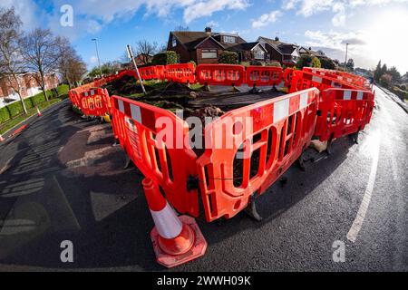 Vista fish-eye dei lavori stradali protetti in una strada residenziale suburbana nel Regno Unito Foto Stock