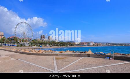 Paesaggio urbano di Civitavecchia in Italia: Vista sul lungomare. Foto Stock