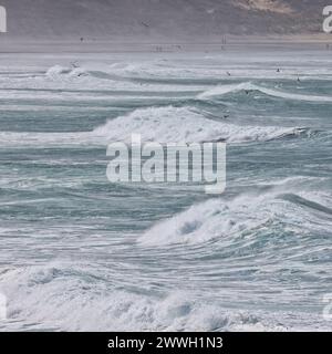 Onde al largo della costa della Cornovaglia a Gwithian Foto Stock