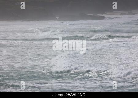 Onde al largo della costa della Cornovaglia a Gwithian Foto Stock