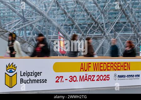 Lipsia, Germania. 24 marzo 2024. I visitatori passano accanto a un cartello "Arrivederci" alla fiera del libro di Lipsia. Oltre 2000 espositori provenienti da 40 paesi hanno presentato i loro nuovi prodotti all'incontro di primavera dell'industria del libro. Crediti: Jan Woitas/dpa/Alamy Live News Foto Stock