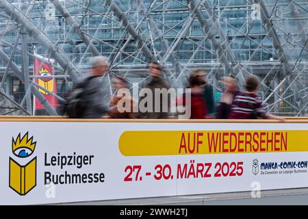 Lipsia, Germania. 24 marzo 2024. I visitatori passano accanto a un cartello "Arrivederci" alla fiera del libro di Lipsia. Oltre 2000 espositori provenienti da 40 paesi hanno presentato i loro nuovi prodotti all'incontro di primavera dell'industria del libro. Crediti: Jan Woitas/dpa/Alamy Live News Foto Stock