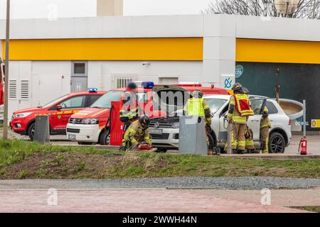 240324PKWBrand News ID: EN 2024-03-24-02 PKW Brand unter Tankstelle technischer Defekt am PKW sorgt für Feuerwehreinsatz Stollberg. Einsatzkräfte der Feuerwehr sind am Sonntagmittag zu einem PKW Brand an einer Tankstelle ausgerückt. Der Brand ereignete sich gegen 11:00 Uhr an einer Tankstelle in der Auer Straße. während des Tankvorganges bemerkte der Fahrer, Rauch aus dem Motorraum Seines VW. Der Fahrer fuhr seinen Wagen schnell von der Zapfsäule weg und löschte den Brand am PKW mit einem Feuerlöscher. DAS Tankstellenpersonal unterstützte ihn dabei. BEI Ankunft der Kameraden, War der Brand im Foto Stock