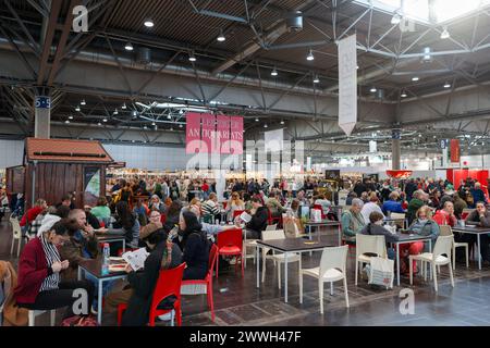 Leipziger Buchmesse am 23.03.24 - LEIPZIGER ANTIQUARIATSMESSE - ES muss nicht immer der neueste Sein: Entdecken Sie auf der Leipziger Antiquariatsmesse seltene Schätze und historische Exemplare und tauchen Sie ein die faszinierende Welt der Literaturgeschichte. - Leipzig Messe Leipzig Sachsen Deutschland *** Fiera del Libro di Lipsia il 23 03 24 Fiera dell'ANTIQUARIATS di Lipsia non deve essere sempre l'ultimo bestseller Scoprite tesori rari e esemplari storici alla Fiera del Libro Antiquario di Lipsia e immergetevi nell'affascinante mondo della storia letteraria Fiera di Lipsia lei Foto Stock