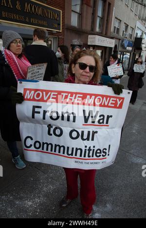 La gente manifesta di fronte all'ufficio distrettuale del deputato Dan Goldman a Brooklyn, pronunciandosi contro il suo sostegno alla decimazione israeliana di gaza e all'omicidio di migliaia di civili innocenti mentre combatteva Hamas. Foto Stock