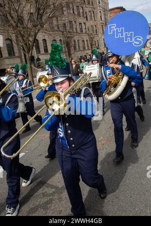 49esima parata annuale del giorno di San Patrizio nel 2024 a Park Slope Brooklyn, New York. La Fort Hamilton High School Marching Band si esibisce alla sfilata. Foto Stock
