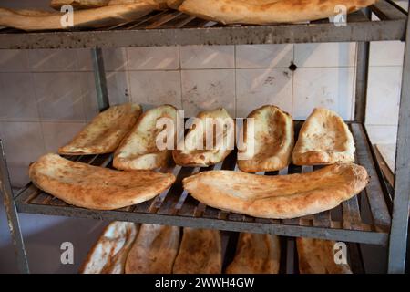 Pani di shoti appena sfornati, pane tradizionale georgiano a forma di canoa, fresco su scaffali in una panetteria a Tbilisi, Repubblica di Georgia. Foto Stock