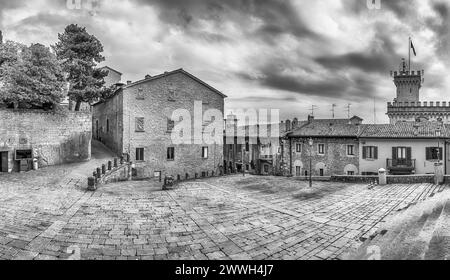 La scenografica Piazza del Duomo, luogo della chiesa principale della città di San Marino Foto Stock