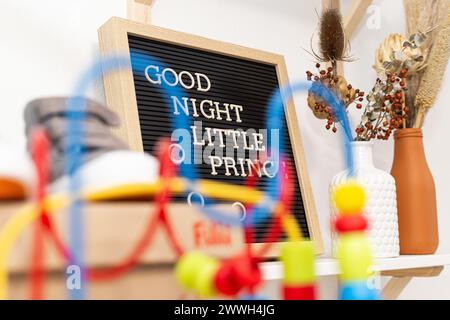 Un ttablet di legno con lettere. Buona notte, piccola prine Foto Stock