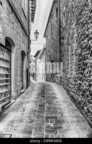 Cammina per le pittoresche strade del centro della Repubblica di San Marino Foto Stock