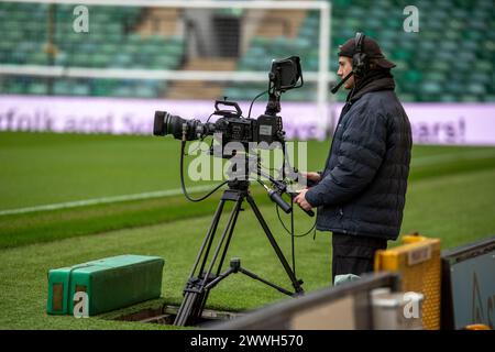 Norwich domenica 24 marzo 2024. Un cameraman è stato visto prima della partita di fa Women's National League Division One tra Norwich City Women e Queens Park Rangers a Carrow Road, Norwich, domenica 24 marzo 2024. (Foto: David Watts | mi News) crediti: MI News & Sport /Alamy Live News Foto Stock