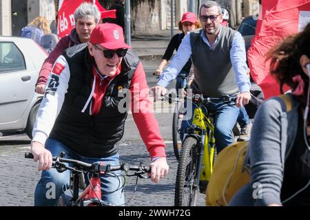 Il segretario CGIL Maurizio Landini alla tappa a porta San Paolo della &#x201c;Staffetta antifascista in bicicletta&#x201d;, per commemorare i caduti nella rappresaglia delle fosse ardeatine, promossa da CGIL Nazionale, Anpi ed Emergency, svoltasi a Roma, domenica, 24 marzo 2024 (foto Mauro Scrobogna/LaPresse) il segretario CGIL Maurizio Landini in occasione della sosta a porta San Paolo della "staffetta antifascista della bicicletta", per commemorare i morti nella rappresaglia fosse Ardeatina, promossa dalla CGIL Nazionale, Anpi e Emergency, che si è svolta a Roma, domenica 24 marzo 2024 (f Foto Stock