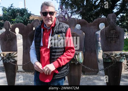 Il segretario CGIL Maurizio Landini alla tappa a porta San Paolo della &#x201c;Staffetta antifascista in bicicletta&#x201d;, per commemorare i caduti nella rappresaglia delle fosse ardeatine, promossa da CGIL Nazionale, Anpi ed Emergency, svoltasi a Roma, domenica, 24 marzo 2024 (foto Mauro Scrobogna/LaPresse) il segretario CGIL Maurizio Landini in occasione della sosta a porta San Paolo della "staffetta antifascista della bicicletta", per commemorare i morti nella rappresaglia fosse Ardeatina, promossa dalla CGIL Nazionale, Anpi e Emergency, che si è svolta a Roma, domenica 24 marzo 2024 (f Foto Stock