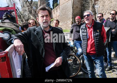 Il regista. anni Moretti e il segretario CGIL Maurizio Landini alla tappa a porta San Paolo della &#x201c;Staffetta antifascista in bicicletta&#x201d;, per commemorare i caduti nella rappresaglia delle fosse Ardeatine, promossa da CGIL Nazionale, Anpi ed Emergency, svoltasi a Roma, domenica, 24 marzo 2024 (foto Mauro Scrobogna/LaPresse) il regista Nanni Moretti e il segretario della CGIL Maurizio Landini in occasione della sosta a porta San Paolo della "staffetta antifascista di biciclette", per commemorare le vittime della rappresaglia fosse Ardeatina, promossa dalla CGIL Nazionale, Anpi e. Foto Stock