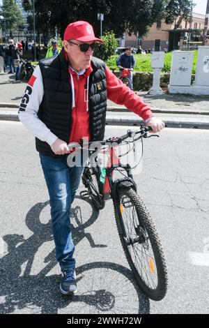 Il segretario CGIL Maurizio Landini alla tappa a porta San Paolo della &#x201c;Staffetta antifascista in bicicletta&#x201d;, per commemorare i caduti nella rappresaglia delle fosse ardeatine, promossa da CGIL Nazionale, Anpi ed Emergency, svoltasi a Roma, domenica, 24 marzo 2024 (foto Mauro Scrobogna/LaPresse) il segretario CGIL Maurizio Landini in occasione della sosta a porta San Paolo della "staffetta antifascista della bicicletta", per commemorare i morti nella rappresaglia fosse Ardeatina, promossa dalla CGIL Nazionale, Anpi e Emergency, che si è svolta a Roma, domenica 24 marzo 2024 (f Foto Stock