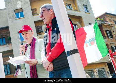 Il segretario CGIL Maurizio Landini alla tappa a porta San Paolo della &#x201c;Staffetta antifascista in bicicletta&#x201d;, per commemorare i caduti nella rappresaglia delle fosse ardeatine, promossa da CGIL Nazionale, Anpi ed Emergency, svoltasi a Roma, domenica, 24 marzo 2024 (foto Mauro Scrobogna/LaPresse) il segretario CGIL Maurizio Landini in occasione della sosta a porta San Paolo della "staffetta antifascista della bicicletta", per commemorare i morti nella rappresaglia fosse Ardeatina, promossa dalla CGIL Nazionale, Anpi e Emergency, che si è svolta a Roma, domenica 24 marzo 2024 (f Foto Stock