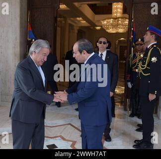 Il presidente egiziano Abdel Fattah El-Sisi riceve Antonio Guterres, Segretario generale delle Nazioni Unite, il presidente egiziano Abdel Fattah El-Sisi riceve Antonio Guterres, Segretario generale delle Nazioni Unite, alla presenza di Sameh Shoukry, Ministro degli affari esteri, maggiore generale Abbas Kamel, capo dell'intelligence generale, Philippe Lazzarini, Commissario generale dell'Agenzia delle Nazioni Unite per il soccorso e l'occupazione dei rifugiati palestinesi UNRWA e Elena Panova. Coordinatore residente delle Nazioni Unite in Egitto, presso il Palazzo Ittihadiya, il Cairo, Egitto, il 24 marzo 2024. Foto di Egyptian Presid Foto Stock