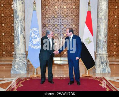 Il presidente egiziano Abdel Fattah El-Sisi riceve Antonio Guterres, Segretario generale delle Nazioni Unite, il presidente egiziano Abdel Fattah El-Sisi riceve Antonio Guterres, Segretario generale delle Nazioni Unite, alla presenza di Sameh Shoukry, Ministro degli affari esteri, maggiore generale Abbas Kamel, capo dell'intelligence generale, Philippe Lazzarini, Commissario generale dell'Agenzia delle Nazioni Unite per il soccorso e l'occupazione dei rifugiati palestinesi UNRWA e Elena Panova. Coordinatore residente delle Nazioni Unite in Egitto, presso il Palazzo Ittihadiya, il Cairo, Egitto, il 24 marzo 2024. Foto di Egyptian Presid Foto Stock