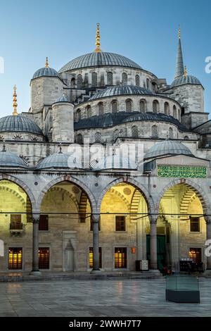 Cortile interno e Moschea Blu, Istanbul, Turchia Foto Stock