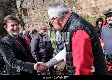 Il regista. anni Moretti e il segretario CGIL Maurizio Landini alla tappa a porta San Paolo della “staffa antifascista in bicicletta”, per commemorare i caduti nella rappresaglia delle fosse Ardeatine, promossa da CGIL Nazionale, Anpi ed Emergency, svoltasi a Roma, domenica, 24 marzo 2024 (foto Mauro Scrobogna/LaPresse) il regista Nanni Moretti e il segretario della CGIL Maurizio Landini in occasione della sosta a porta San Paolo della 'staffetta antifascista della bicicletta', per commemorare le vittime della rappresaglia fosse Ardeatina, promossa dalla CGIL Nazionale, Anpi e Emergency, che ha preso la pla Foto Stock