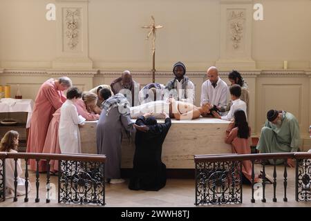 Londra, Regno Unito, 24 marzo 2024. St Martin-in-the-Fields Eucaristia della domenica delle Palme, con una processione da Trafalgar Square, seguita da una commovente passione drammatica musicale. Gesù è interpretato da Djavan van de Fliert, che attualmente interpreta il ruolo di Enjoras nella produzione del West End di Les Miserables. I discepoli sono interpretati da attori della comunità SMITF, compresi i rifugiati e coloro che hanno vissuto esperienze di senzatetto. Credito : Monica Wells/Alamy Live News Foto Stock