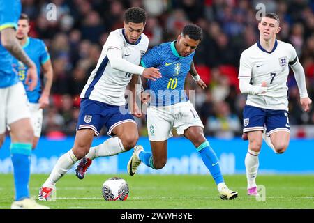 Il centrocampista dell'Inghilterra Jude Bellingham combatte con l'attaccante del Brasile Rodrygo durante l'amichevole Inghilterra contro Brasile International allo stadio di Wembley, Londra, Inghilterra, Regno Unito il 23 marzo 2024 Foto Stock