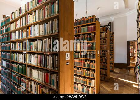 Scaffali con vecchi libri, biblioteca della Allgemeine Lesegesellschaft Basilea, Basilea, Svizzera Foto Stock