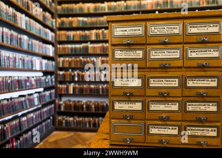 Scaffali con vecchi libri, biblioteca della Allgemeine Lesegesellschaft Basilea, Basilea, Svizzera Foto Stock