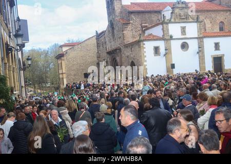 Avilés, Spagna, 24 marzo 2024: Centinaia di persone si sono riunite alle porte della Chiesa di San Antonio de Padova per benedire il bouquet durante la Processione Borriquilla, il 24 marzo 2024, ad Avilés, Spagna. Crediti: Alberto Brevers / Alamy Live News. Foto Stock