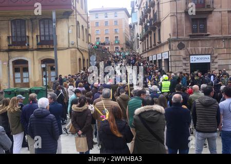 Avilés, Spagna, 24 marzo 2024: Centinaia di persone si sono riunite alle porte della Chiesa di San Antonio de Padova per benedire il bouquet durante la Processione Borriquilla, il 24 marzo 2024, ad Avilés, Spagna. Crediti: Alberto Brevers / Alamy Live News. Foto Stock