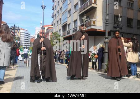 Aviles, Spagna, 24 marzo 2024: Diversi sacerdoti con croci durante la Processione Borriquilla, il 24 marzo 2024, ad Aviles, Spagna. Crediti: Alberto Brevers / Alamy Live News. Foto Stock