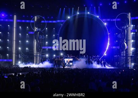 Becky Hill e Chase & Status si esibiscono dal vivo alla cerimonia di premiazione del BRIT 2024, O2 Arena, Londra, il 2 marzo 2024 Foto Stock