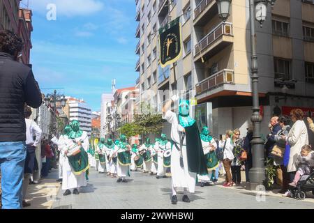 Avilés, Spagna, 24 marzo 2024: Il gruppo musicale Nazareno suona durante la processione Borriquilla, il 24 marzo 2024, ad Avilés, Spagna. Crediti: Alberto Brevers / Alamy Live News. Foto Stock