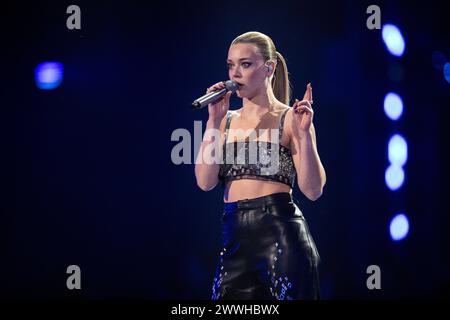 Becky Hill e Chase & Status si esibiscono dal vivo alla cerimonia di premiazione del BRIT 2024, O2 Arena, Londra, il 2 marzo 2024 Foto Stock