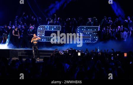 Becky Hill e Chase & Status si esibiscono dal vivo alla cerimonia di premiazione del BRIT 2024, O2 Arena, Londra, il 2 marzo 2024 Foto Stock