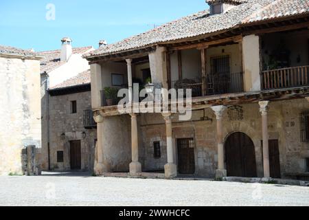 Vecchi edifici nella piazza del centro storico di Pedraza, Spagna Foto Stock