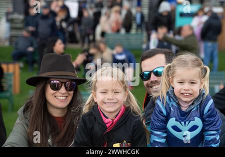 Ascot, Berkshire, Regno Unito. 24 marzo 2024. Oggi è stata una bella giornata di sole all'ippodromo di Ascot nel Berkshire, poiché le famiglie hanno potuto praticare molte attività per i bambini, tra cui la pittura del volto, l'incontro con rapaci ed un'ex corsa a cavallo, sedersi su trattori d'epoca e divertirsi con la macchina per la creazione di bolle. Crediti: Maureen McLean/Alamy Live News Foto Stock