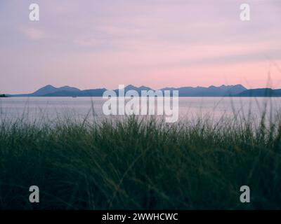 Vista dell'orizzonte dell'Isola di Skye dalla penisola di Applecross - paesaggio dell'isola di mare al crepuscolo, West Highlands, Scozia Regno Unito Foto Stock