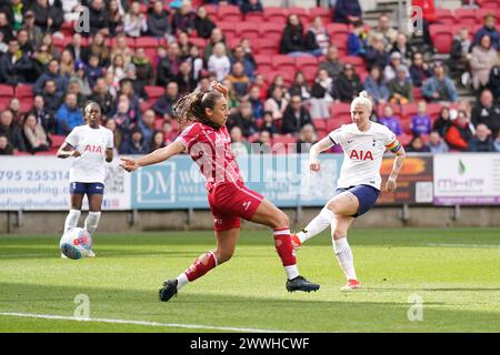 Il Tottenham Hotspur's Bethany England (a destra) segna il gol di apertura della partita durante il Barclays Women's Super League match ad Ashton Gate, Bristol. Data foto: Domenica 24 marzo 2024. Foto Stock