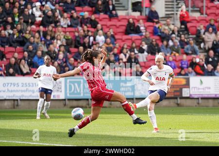 Il Tottenham Hotspur's Bethany England (a destra) segna il gol di apertura della partita durante il Barclays Women's Super League match ad Ashton Gate, Bristol. Data foto: Domenica 24 marzo 2024. Foto Stock