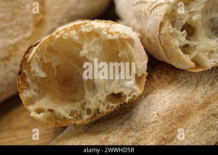 Pezzi di baguette, tradizionale pane di grano francese lungo, sfondo di cibo astratto Foto Stock