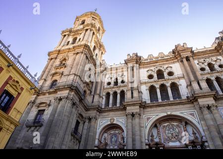 Vista frontale della Cattedrale di Malaga dal basso con cielo lavanda sullo sfondo. Chiesa cattolica romana medievale in stile rinascimentale, Spagna. Foto Stock