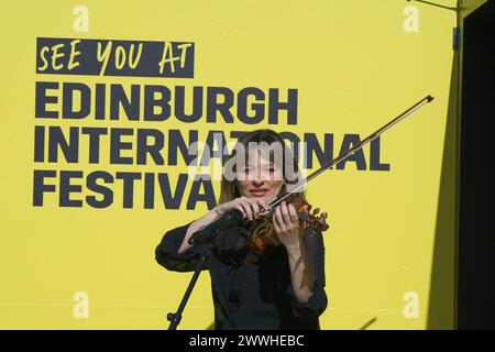 Edimburgo, Scozia. Domenica 224 marzo 2024. Direttore del Festival Internazionale, Nicola Benedetti suona il violino nel Big Yellow Brochure fuori dalla Usher Hall di Edimburgo. Credito: Brian Anderson credito: Brian Anderson/Alamy Live News Foto Stock