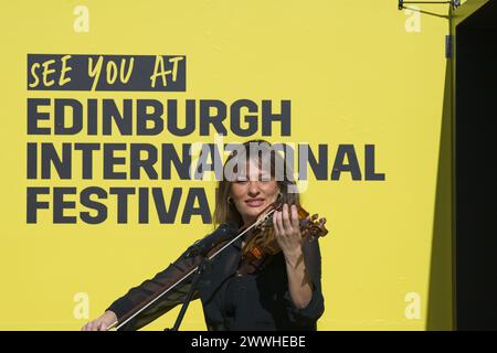 Edimburgo, Scozia. Domenica 224 marzo 2024. Direttore del Festival Internazionale, Nicola Benedetti suona il violino nel Big Yellow Brochure fuori dalla Usher Hall di Edimburgo. Credito: Brian Anderson credito: Brian Anderson/Alamy Live News Foto Stock