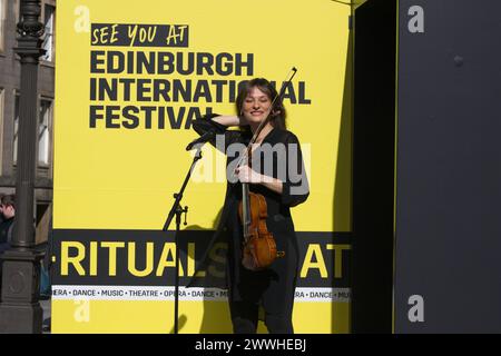 Edimburgo, Scozia. Domenica 224 marzo 2024. Direttore del Festival Internazionale, Nicola Benedetti suona il violino nel Big Yellow Brochure fuori dalla Usher Hall di Edimburgo. Credito: Brian Anderson credito: Brian Anderson/Alamy Live News Foto Stock