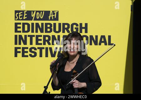 Edimburgo, Scozia. Domenica 224 marzo 2024. Direttore del Festival Internazionale, Nicola Benedetti suona il violino nel Big Yellow Brochure fuori dalla Usher Hall di Edimburgo. Credito: Brian Anderson credito: Brian Anderson/Alamy Live News Foto Stock