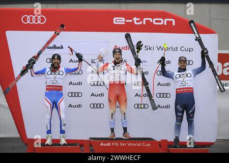 Saalbach, Austria. 24 marzo 2024. SAALBACH-HINTERGLEMM, AUSTRIA - 24 MARZO: Secondo posto Cyprien Sarrazin di Francia Vincitore del Cristal Globe di Downhill Marco Odermatt di Svizzera e terzo posto Dominik Parigi di Italia durante le finali della Coppa del mondo di Sci Alpino Audi FIS - Men's Downhill il 24 marzo 2024 a Saalbach-Hinterglemm, Austria. 240324 SEPA 26 017 - 20240324 PD5200 credito: APA-defacto Datenbank und ContentManagement GmbH/Alamy Live News Foto Stock